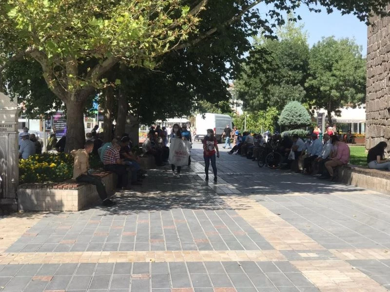 Termometreler 35 dereceyi gösterdi, vatandaşlar gölgelik alanlara sığındı
