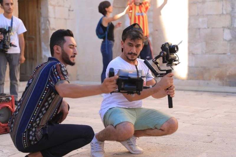Mahallede çaycılık yapan Mardinli genç, kendini geliştirerek film yönetmenliği yapıyor
