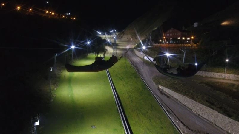 2 bin 300 rakımda zipline hattına kurdukları hamakla keyif yaptılar
