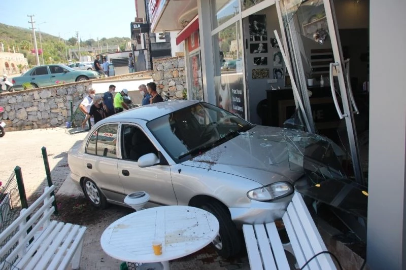 Fren yerine gaza bastı, kuaföre girdi
