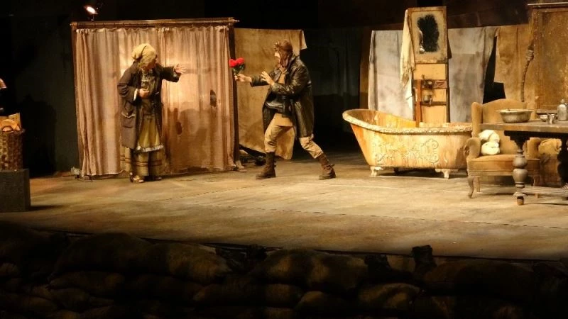 Van Devlet Tiyatrosu sanatseverleri ağırlamaya başladı
