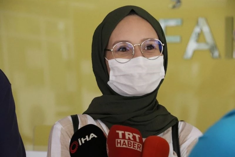 YKS sonuçlarını öğrendiği an attığı sevinç çığlıklarıyla gündeme gelen öğrenci, fakültesine kavuştu
