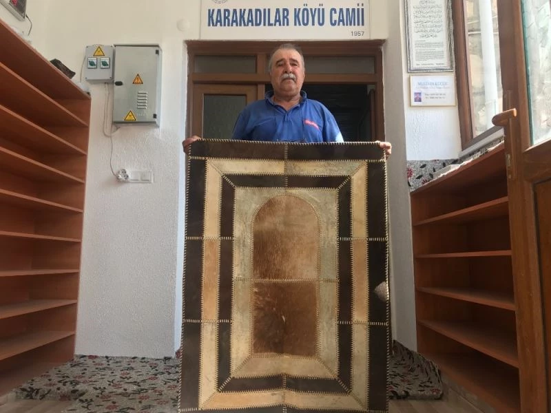 Bir asırlık ceylan derisi seccadeyi torunlarına miras bırakacak
