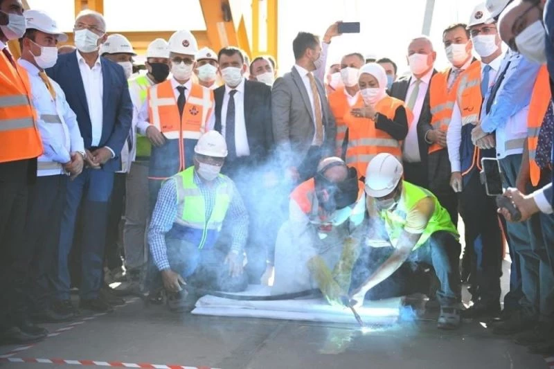 Bakan Karaismailoğlu, Kömürhan Köprüsü’nde son kaynağı yaptı
