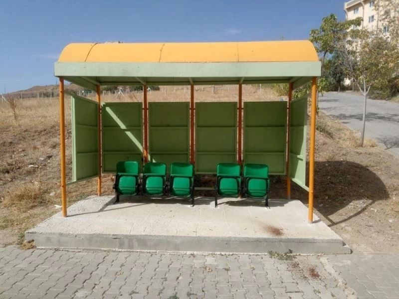 Bahşılı’da durak koltukları yenilendi
