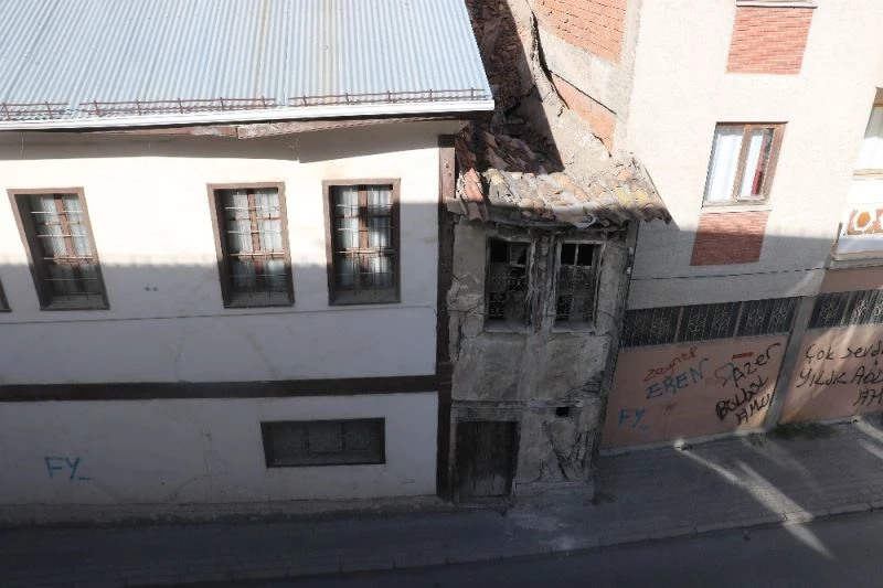 2 metre enindeki ev görünümüyle dikkat çekiyor
