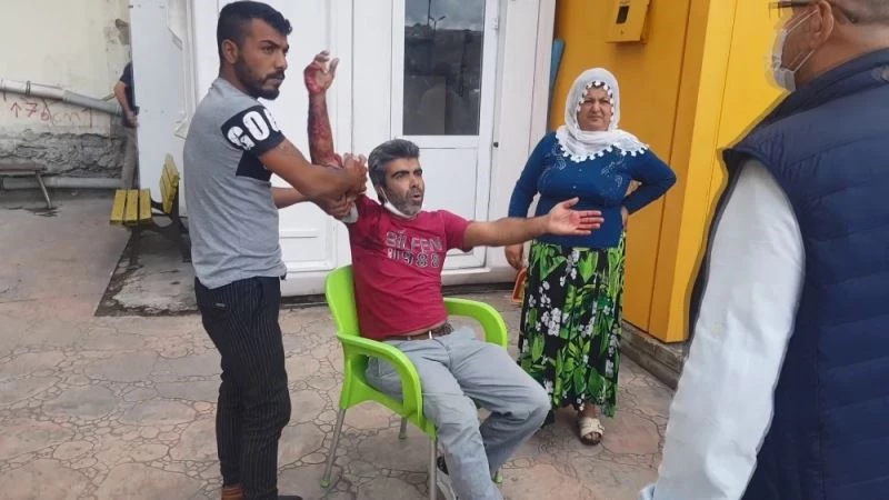 “Neden bana bunu yaptın” dedi, ekmek bıçağı ile saldırarak yaraladı
