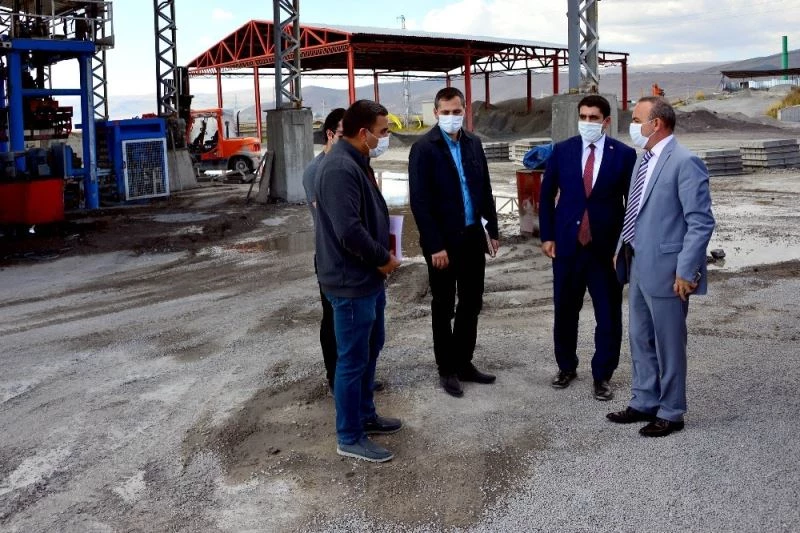 Vali Öner, İl Özel İdaresinin asfalt plenti ve köylerdeki kilit parke çalışmalarını denetledi
