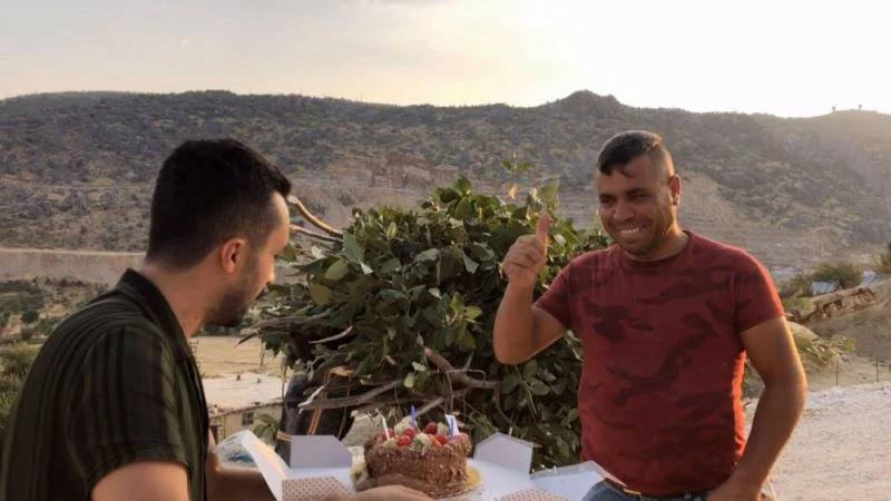 35 yıldır doğum günü kutlamamıştı, pastayı görünce gözleri parladı
