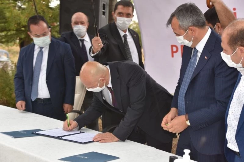 Süt üreticisinin ekonomisine can katacak tesisin imzaları atıldı
