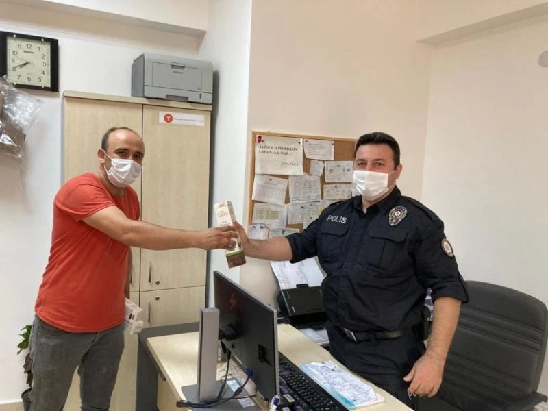 Emniyet mensuplarına keçiboynuzu pekmezi hediye etti
