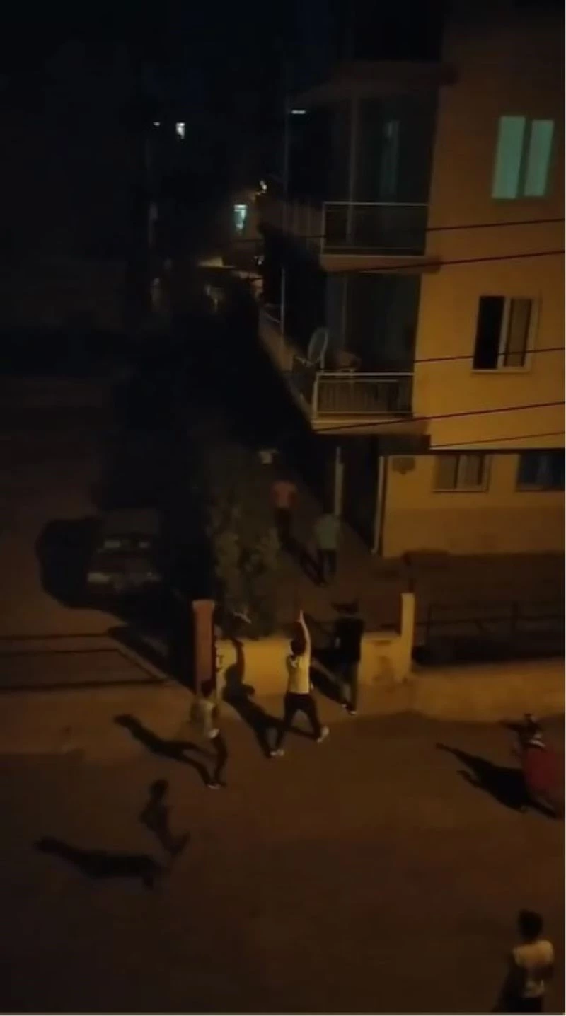 Asker uğurlamasına tepki gösterenlere öfkelenip ortalığı tozu dumana kattılar
