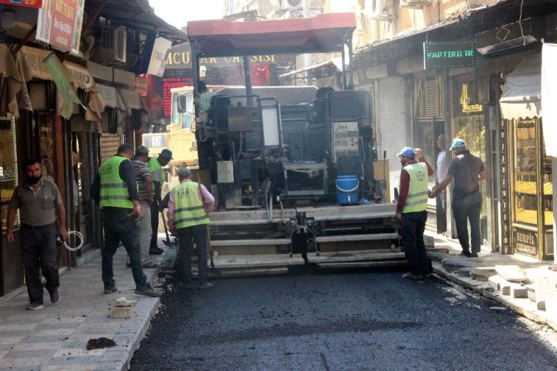 40 derece sıcaklıkta 60 derecelik asfalt döküyorlar
