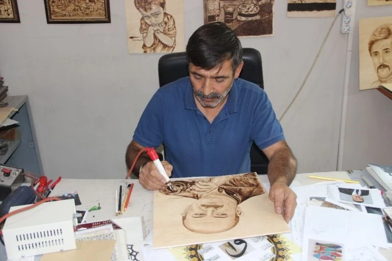 Ahşabı yakarak sanata dönüştürüyor
