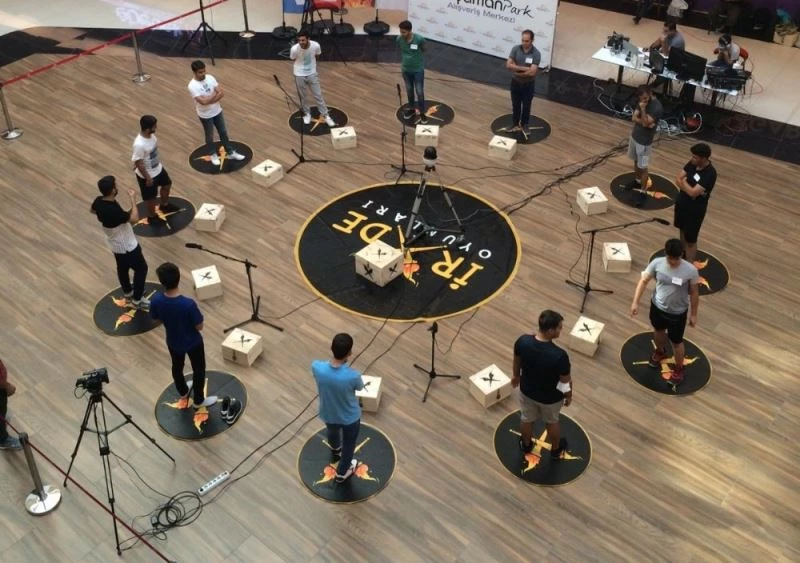 Ödülü alabilmek için 24 saat ayakta bekliyorlar
