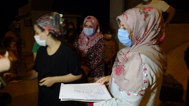 Fabrikadan sızan gaz ve koku mahalleliyi sokağa döktü
