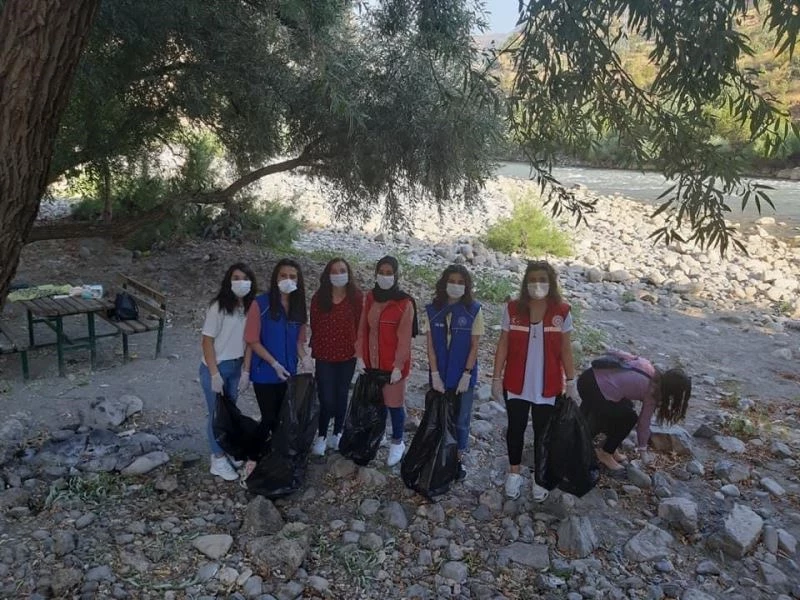 Zap Nehri kenarında çevre temizliği
