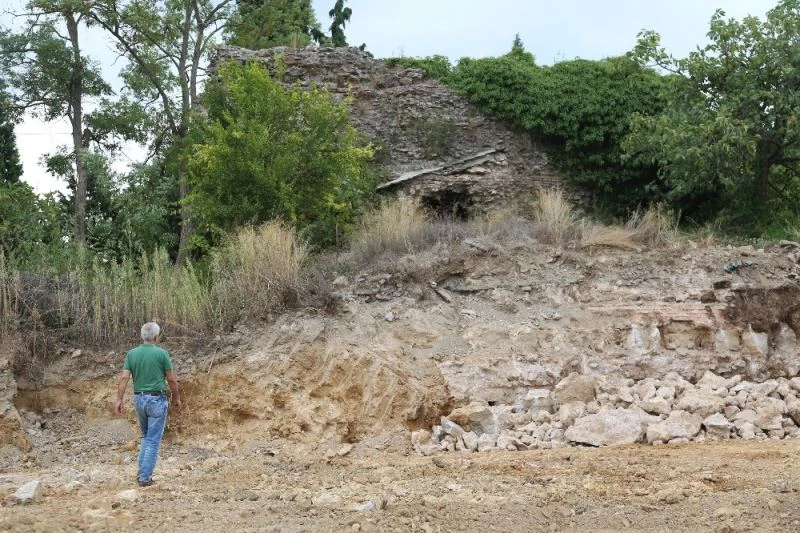 Tarihi surların yanı başında inşaat kazısı ekipleri harekete geçirdi
