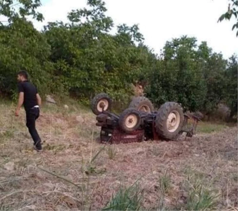 Tarla sürdüğü traktörün altında kalarak öldü
