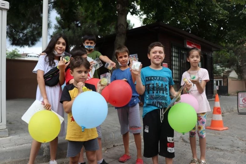 Hijyenle birlikte çocuklara mutluluk dağıttılar
