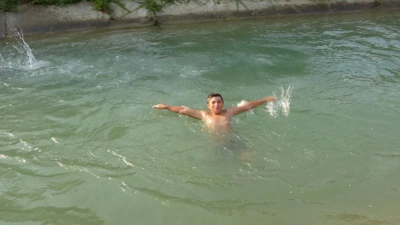 Sıcaklardan bunalan çocuklar sulama kanalına atladı
