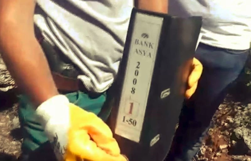 Polis FETÖ’nün ormana gömdüğü malzemeleri tek tek çıkardı
