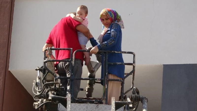 Aşırı sıcaktan binanın elektrik panosu patladı, panik yaşayanları itfaiye kurtardı
