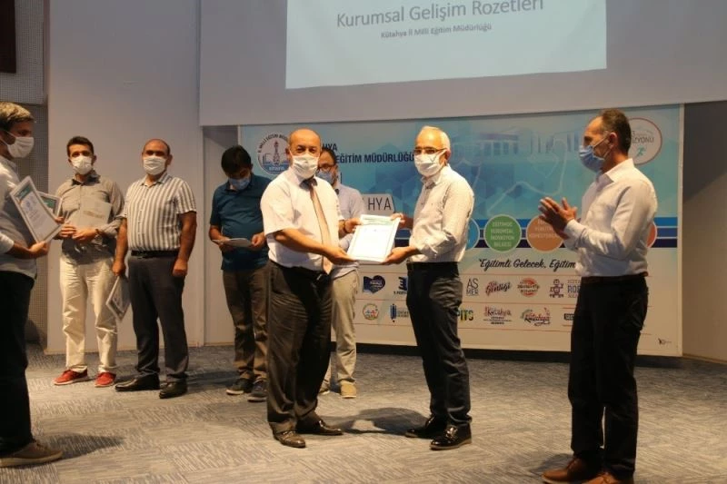 Kütahya’da etkinliklere katılan okullara Kurumsal Gelişim Rozeti
