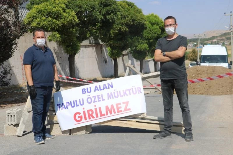 Belediye ekibi yıkıma geldi, onlar barikat kurup yolu kapattı

