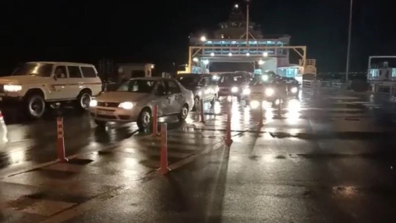 Dümen kilitlendi, feribot kuma saplandı
