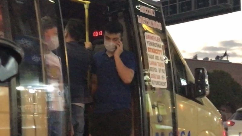 (Özel) Tıka basa dolu olan minibüs kapıları açık yoluna devam etti
