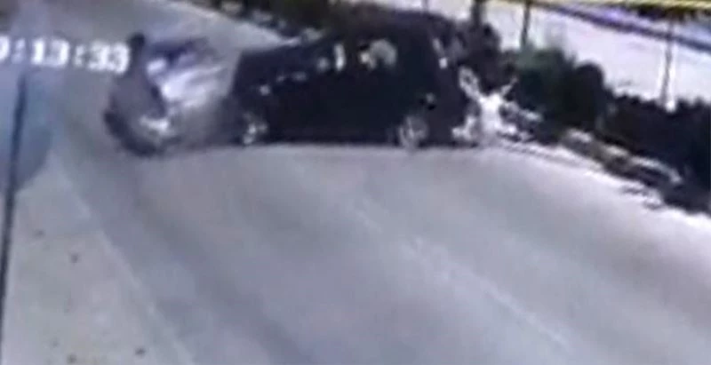 İki otomobil çarpıştı, 8 kişi yaralandı, bir kişi bagajdan fırladı
