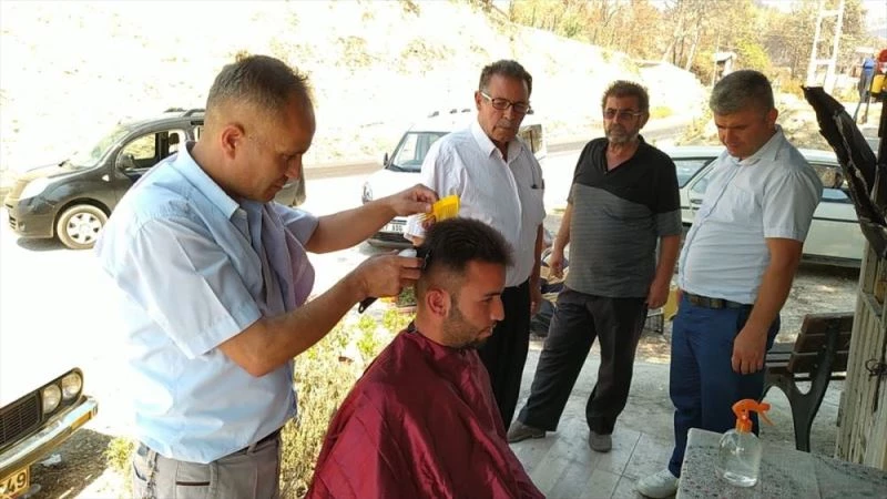 Yangında mağdur olanları ücretsiz tıraş yapıyor