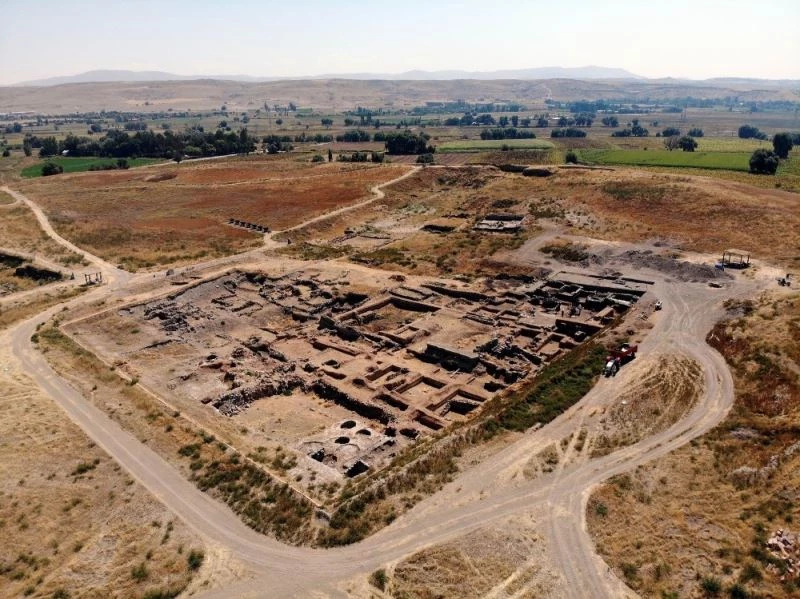 (Özel) 4 bin 300 yıl önceki inanışları yansıtan eserler gün yüzüne çıkıyor
