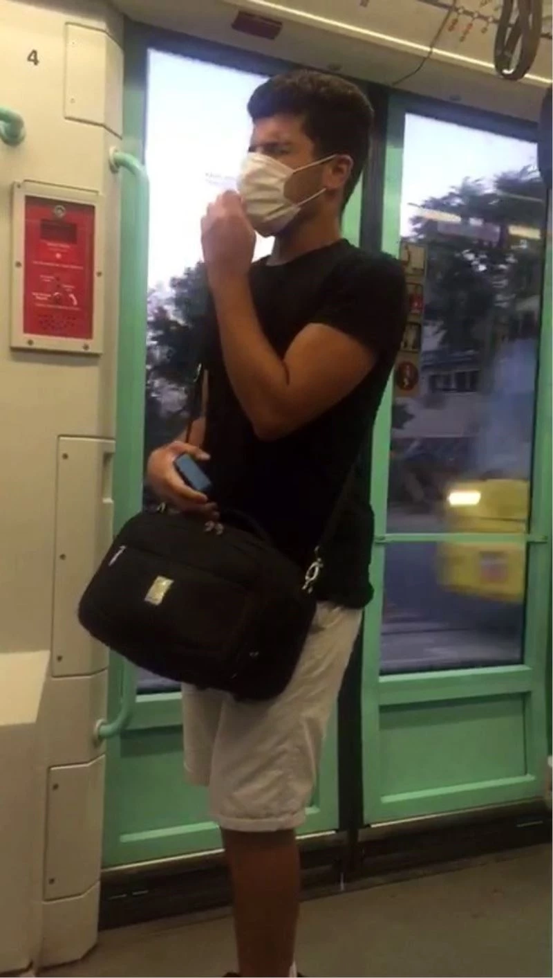 (Özel) Tramvayda şarkı performansı hayran bıraktı
