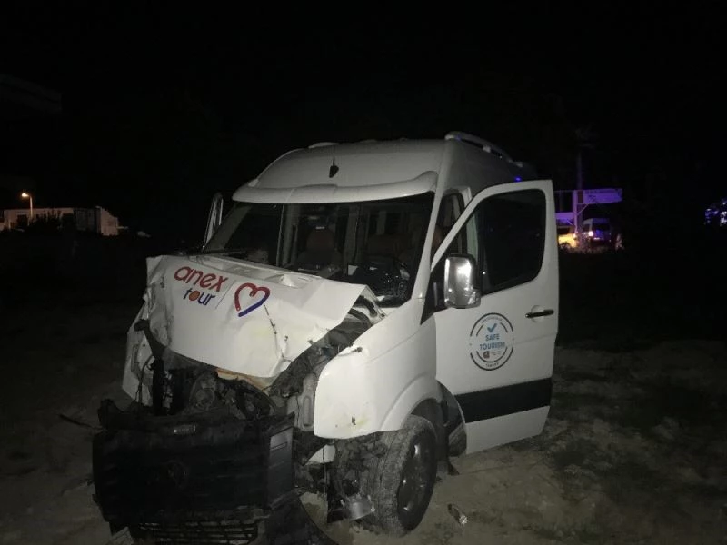 Tur minibüsüyle taksi çarpıştı: 2 turist yaralı
