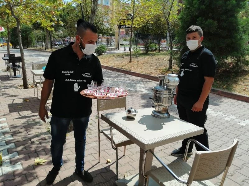 Kadına şiddete karşı tişörtlü farkındalık
