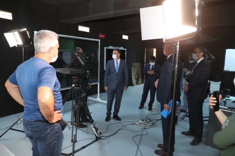 Okula TV stüdyosu kurdular
