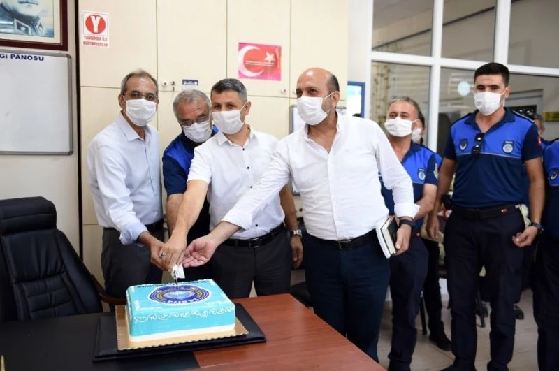 Başkan Bozdoğan zabıtayla pasta kesti
