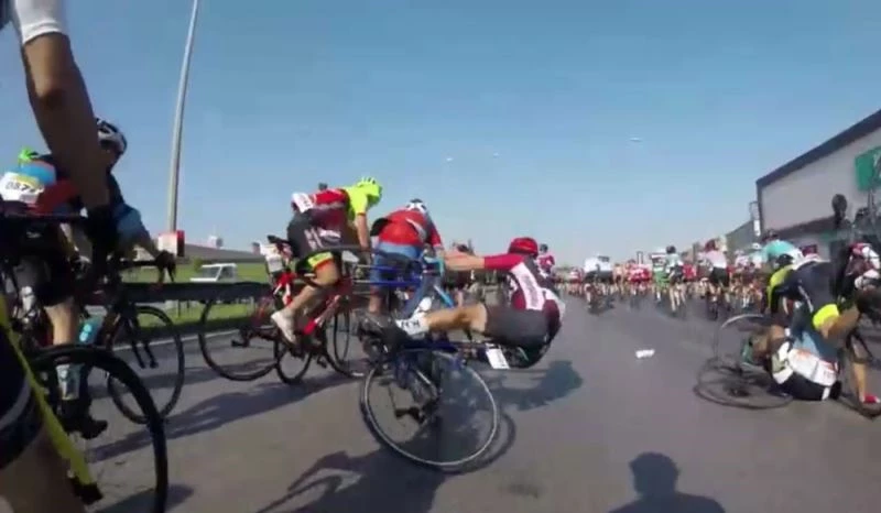 (Özel) Dünyaca ünlü yarışta bisikletçilerin kazası kameraya böyle yansıdı
