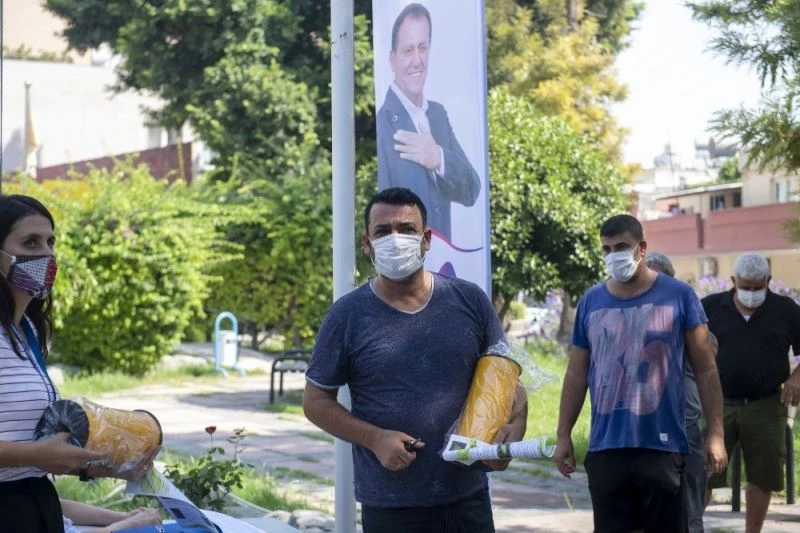 Büyükşehir Belediyesi, bin 100 çiftçiye sarı yapışkan tuzak dağıtıyor
