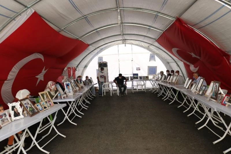 HDP önündeki ailelerin evlat nöbeti 369’ncu gününde
