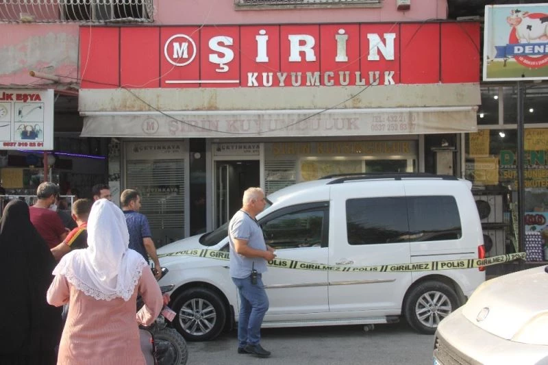 Tabancalı bıçaklı gaspçıları kuyumcu çalışanı silahsız püskürttü
