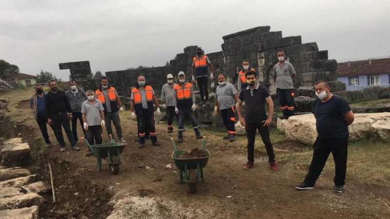 Yağmur çamur demeden kazı çalışmasına katıldılar
