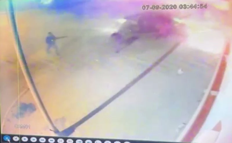 (Özel) ‘Dur’ ihtarına uymayarak kaçan şüpheliler kaza yapınca araçtan inip polise saldırdı
