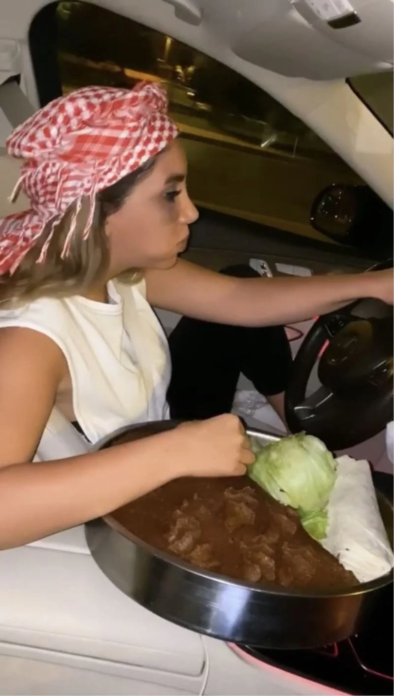 (Özel) İstanbul trafiğinde “çiğ köfteli” kadın trafik magandası kamerada
