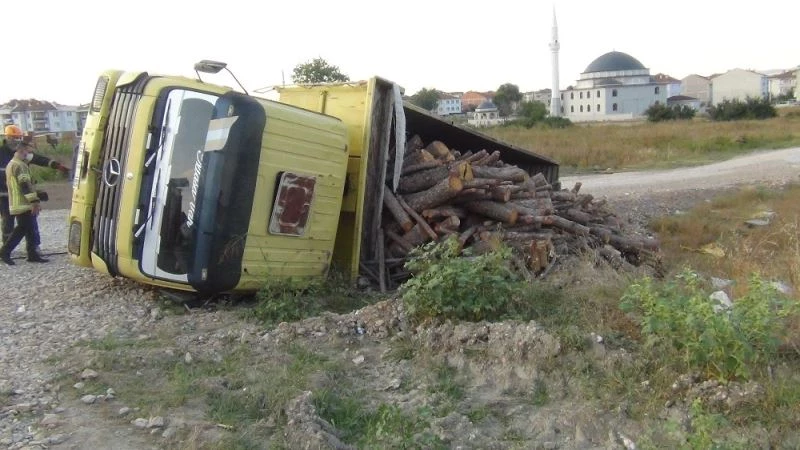 Rampayı çıkan odun yüklü kamyon şarampole devrildi
