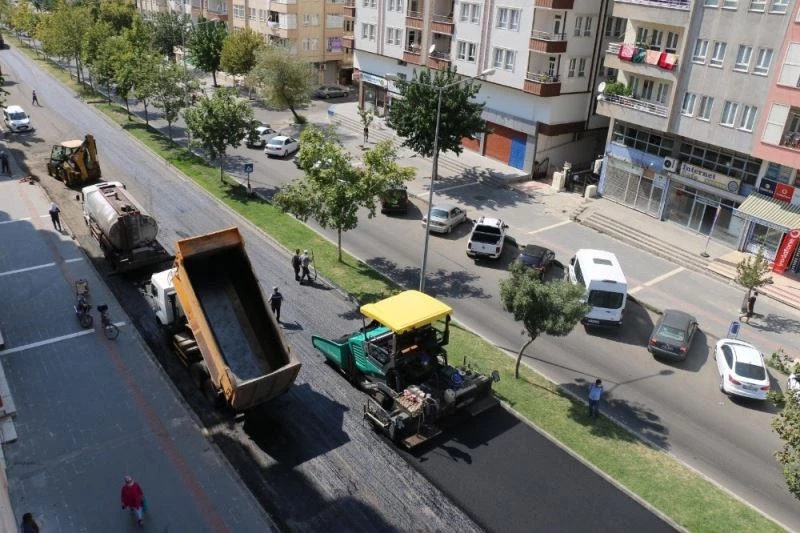Batman’da Mahatma Gandi Bulvarına bin 300 ton asfalt serimi
