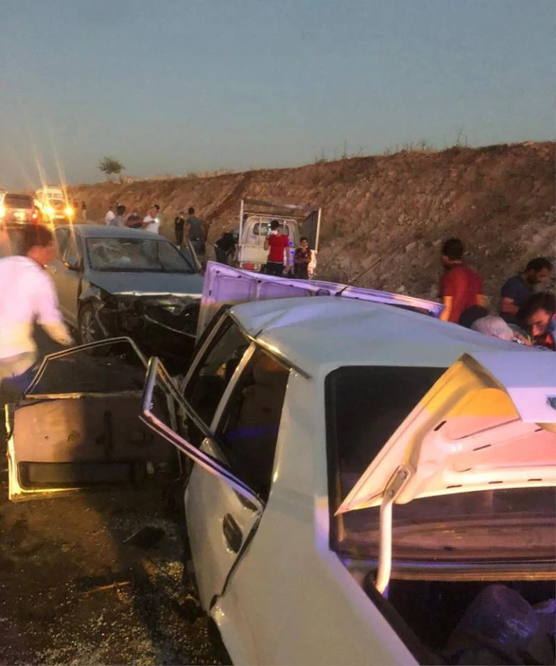 Gaziantep’te 4 aracın karıştığı zincirleme kazada ilk belirlemelere göre 4 kişi öldü, 7 kişi yaralandı. Kazaya karışan araçlardan birinin sivil polis olduğu öğrenildi.

