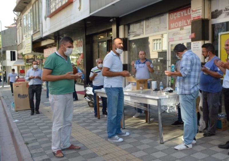 Esnaflardan sürücü ve vatandaşlara aşure ikramı
